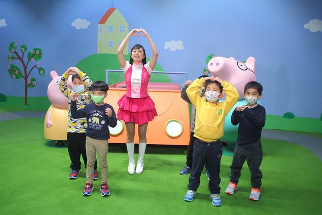 12月18日到明年3月13日在台湾科学教育馆展出，17日小朋友们与展区内的动画经典场景区又唱又跳。（张铠乙摄）