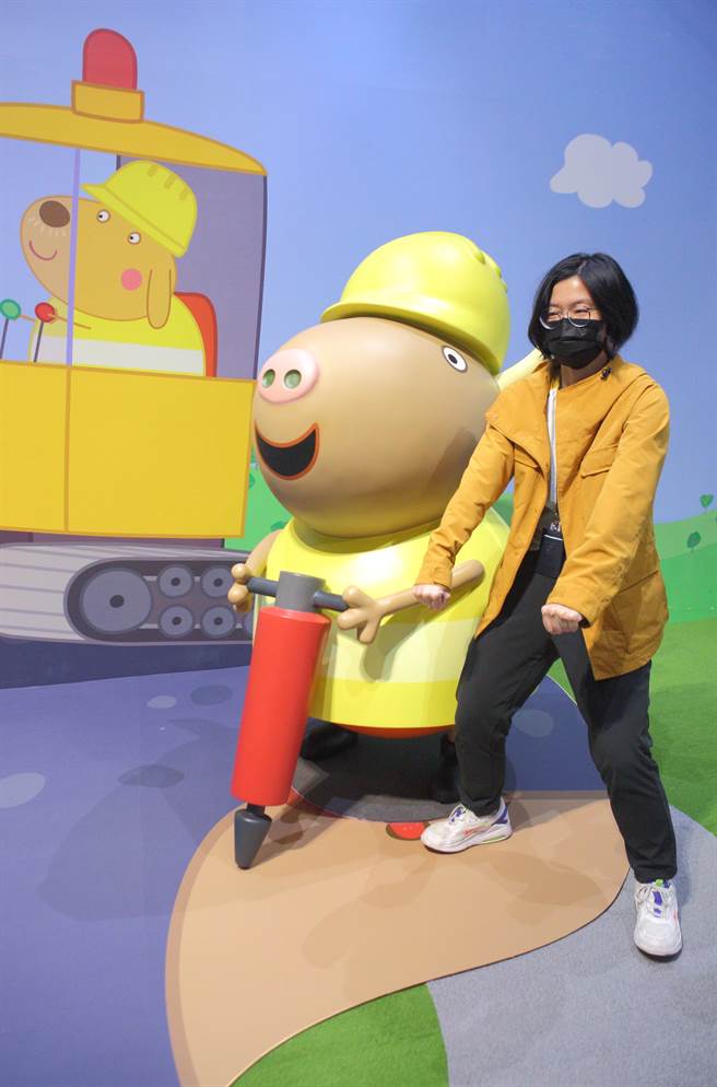 游客与展区内的立体角色人物合影。（张铠乙摄）