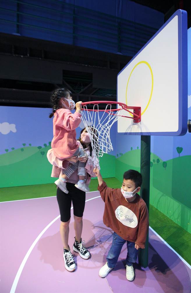 小朋友们与展区内的动画经典场景区玩耍。（张铠乙摄）