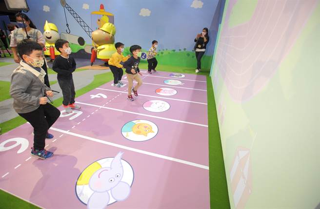17日展区内的各种经典场景互动区，小朋友们玩着跑步竞赛。（张铠乙摄）