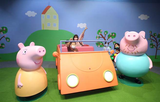 17日小朋友们与展区内的动画经典场景区玩耍。（张铠乙摄）