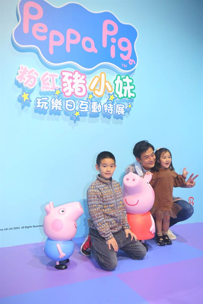 《粉红猪小妹玩乐日互动特展-台北站》从12月18日到明年3月13日在台湾科学教育馆展出，17日游客与展区内的立体角色人物合影。（张铠乙摄）