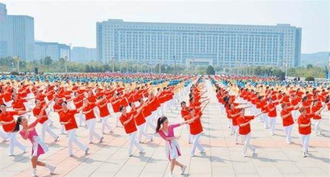 3000位大妈整齐划一于济南奥体中心广场跳广场舞。（中新社资料照片）