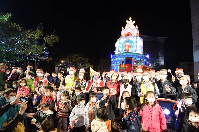 彰化月影灯季17日晚间在彰化县立美术馆广场准备蛋糕圣诞树，彰化县长王惠美和嘉宾们共同点灯，沿着美术馆上山，布置八座灯区，点亮八卦山。（吴敏菁摄）