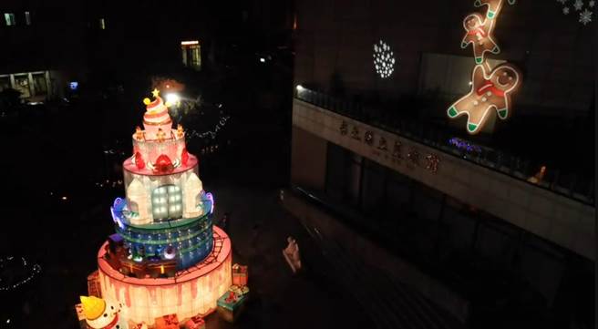 彰化月影灯季17日晚间在彰化县立美术馆广场准备蛋糕圣诞树，彰化县长王惠美和嘉宾们共同点灯，沿着美术馆上山，布置八座灯区，点亮八卦山。（吴敏菁摄）