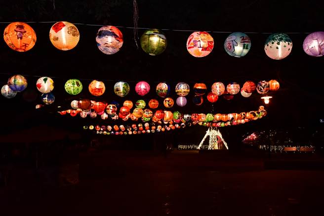 彰化月影灯季17日晚间在彰化县立美术馆广场准备蛋糕圣诞树，彰化县长王惠美和嘉宾们共同点灯，沿着美术馆上山，布置八座灯区，点亮八卦山。（吴敏菁摄）