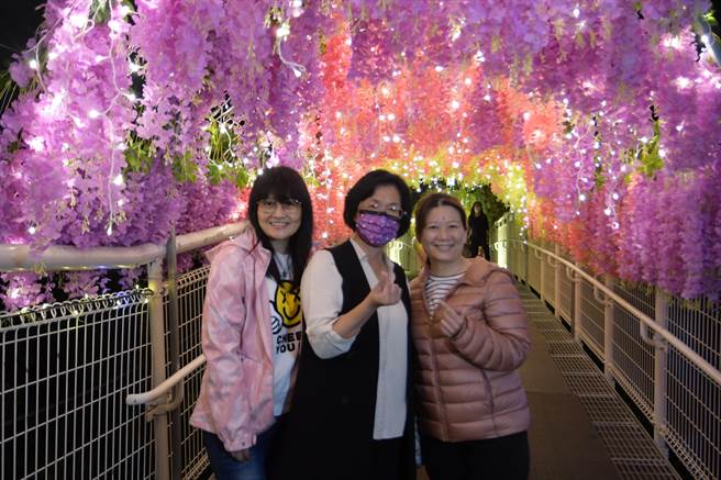 彰化月影灯季17日晚间在彰化县立美术馆广场准备蛋糕圣诞树，彰化县长王惠美和嘉宾们共同点灯，沿着美术馆上山，布置八座灯区，点亮八卦山。（吴敏菁摄）