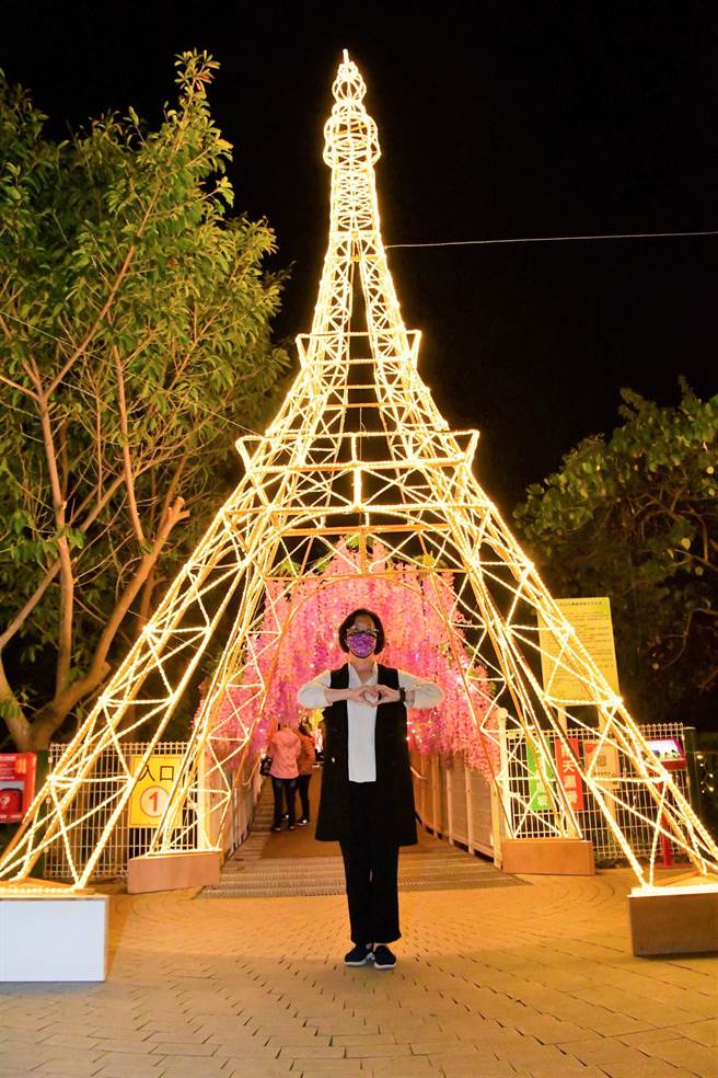 彰化月影灯季17日晚间在彰化县立美术馆广场准备蛋糕圣诞树，彰化县长王惠美和嘉宾们共同点灯，沿着美术馆上山，布置八座灯区，点亮八卦山。（吴敏菁摄）