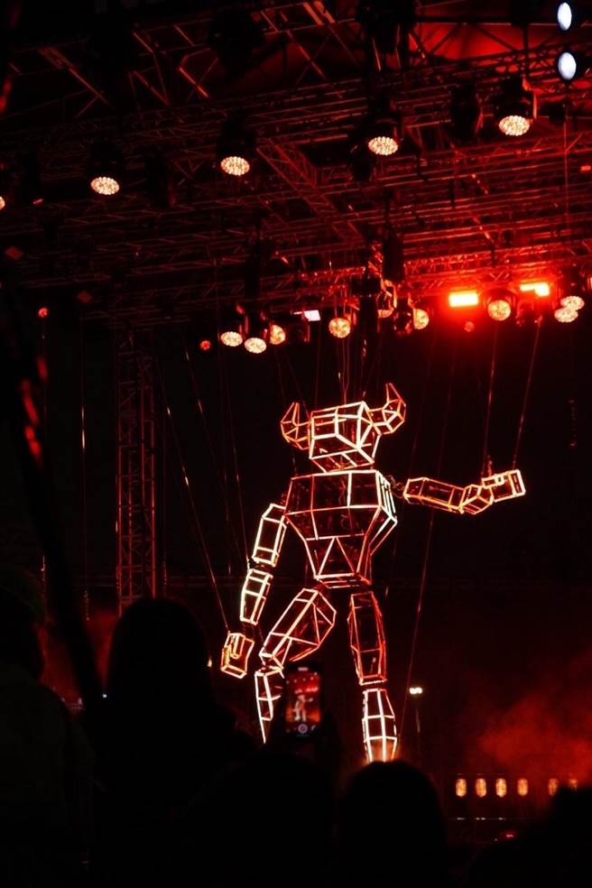 台北灯节今年主灯「NEW」高达6米、重达100公斤，名字以牛为谐音，代表对新年新希望的祈求。（北市府提供）