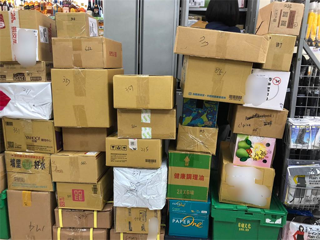 有女网友取货时被问：「东西大吗？」，她回答小小的结果包裹超大，让她不解不解「小东西为什么要用那么大的箱子装」；示意图与当事人无关。(资料照／何立雯摄）