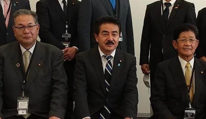 日本外務省自民黨外交小組組長佐藤正久(中）表示，2022年度將在亞洲大洋洲局中國･蒙古第一課新設負責台灣問題的企劃官一職。（圖／推特@SatoMasahisa)