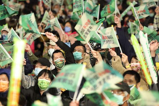 民进党17日晚间在凯道举办「台湾队站出来 台湾行出去」公投晚会，吸引不少支持者到场，摇旗吶喊，场面热闹。（郑任南摄）