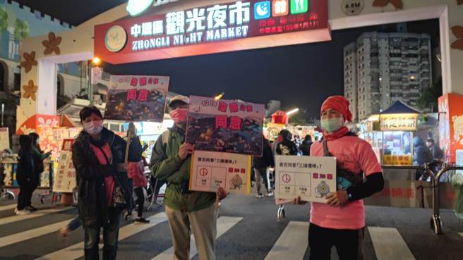 藻礁公投领衔人潘忠政（中）17日在桃园市中坜区新明夜市，呼吁民眾保护藻礁，他受访表示，天气可能很冷，但是保护藻礁的决心不变。（赖佑维摄）