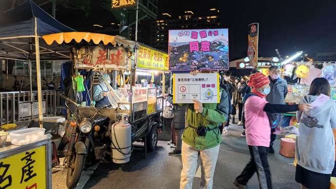 藻礁公投领衔人潘忠政（中）17日在桃园市中坜区新明夜市，呼吁民眾保护藻礁，他受访表示，天气可能很冷，但是保护藻礁的决心不变。（赖佑维摄）