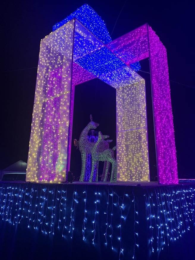 除了耶诞主灯，管理局今年首次邀请园区厂商一起布置灯饰，各大路口都有惊喜灯饰。（南科管理局提供／刘秀芬台南传真）