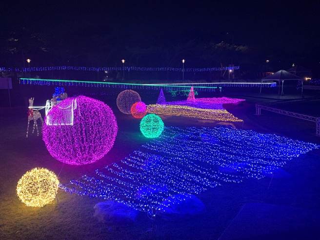 除了耶诞主灯，管理局今年首次邀请园区厂商一起布置灯饰，各大路口都有惊喜灯饰。（南科管理局提供／刘秀芬台南传真）