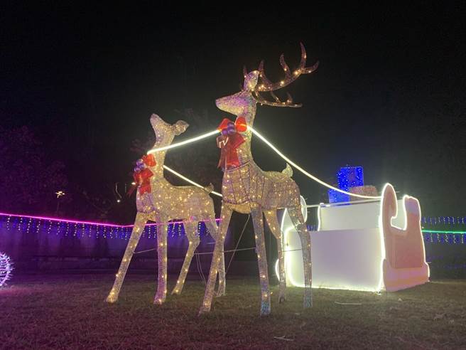 除了耶诞主灯，管理局今年首次邀请园区厂商一起布置灯饰，各大路口都有惊喜灯饰。（南科管理局提供／刘秀芬台南传真）