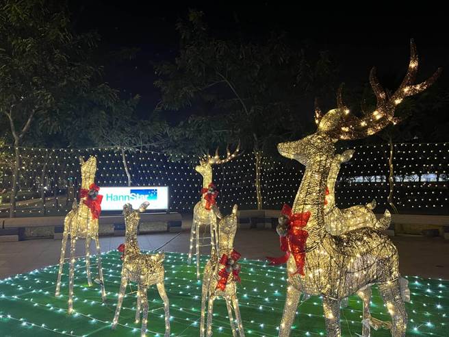 除了耶诞主灯，管理局今年首次邀请园区厂商一起布置灯饰，各大路口都有惊喜灯饰。（南科管理局提供／刘秀芬台南传真）