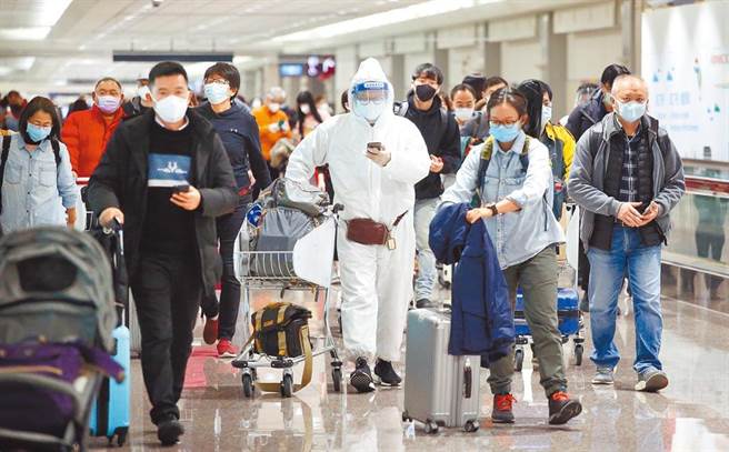 近來境外移入確診個案不斷，北市、桃園防疫旅館也接連發生群聚感染。圖為示意圖，非當事人。（范揚光攝）
