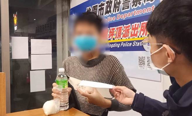 桃园市1名少年与母亲争吵负起离家，警方当和事佬排解。（警方提供）