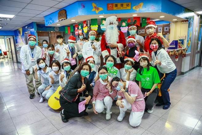 大江攜詠江瑞信送暖，耶誕博士贈禮屏基病童。圖／業者提供