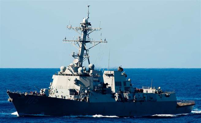 鄭劍指出台灣社會正向「前統一階段」演進，表現為對統一的牴觸抗拒情緒化、反統成為「政治正確」的「道德標桿」、對台海「必有一戰」的認知明顯上升、對國際干預的期盼和「感恩」心理持續增強等。圖為美軍驅逐艦航經台灣海峽。（圖／美國海軍）