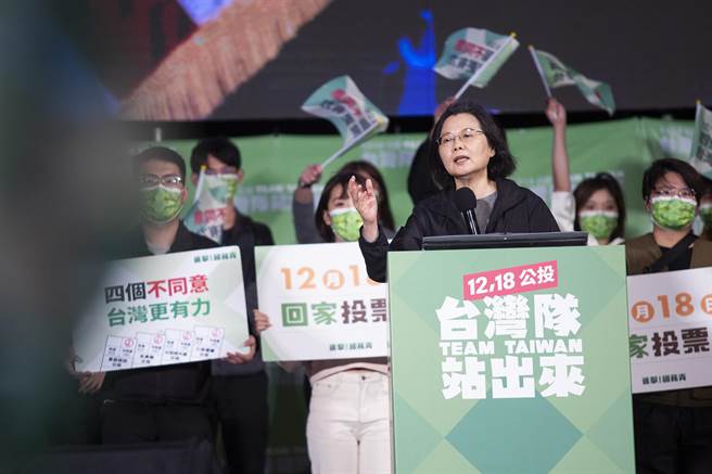 蔡英文总统在高雄民进党举办的台湾队站出来「四个不同意 台湾更有力」公投说明会中呼吁支持者要站出来支持四个不同意，台湾队要守住防线。（袁庭尧摄）