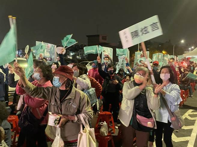 公投選戰進入倒數，台灣民眾黨於17日分別在高雄、台北舉辦公投選前之夜聯合造勢活動，支持者熱情吶喊。（洪浩軒攝）