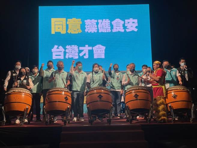 公投選戰進入倒數，台灣民眾黨於17日分別在高雄、台北舉辦公投選前之夜聯合造勢活動。（洪浩軒攝）