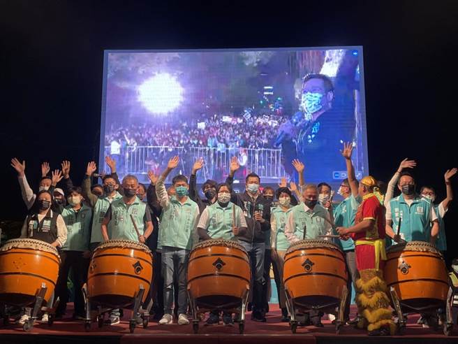 公投選戰進入倒數，台灣民眾黨於17日分別在高雄、台北舉辦公投選前之夜聯合造勢活動，高雄場選在高市議會旁，過程中北、高進行視訊連線。（洪浩軒攝）