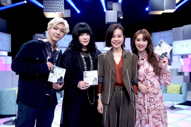 金曲歌后彭佳慧（右2）上炎亚纶、唐绮阳、吴姗儒（左1、2，右1）主持的《36题爱上你》。（公视提供）