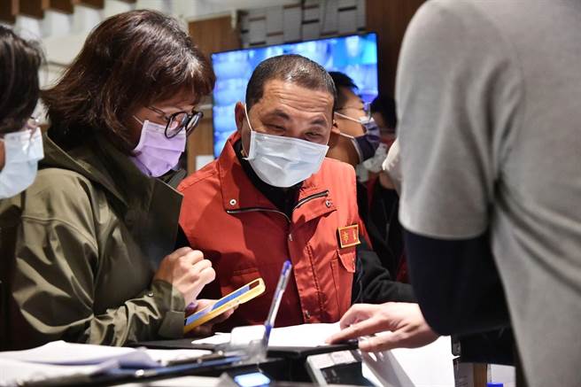 新北市長侯友宜晚間缺席民黨在中正紀念堂自由廣場舉辦「民主守夜」活動，也沒去新北市議會晚間餐敘，而是前往防疫旅館抽查。(新北市觀旅局提供)
