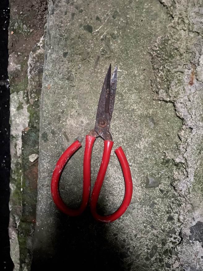 50岁叶姓男子今（17日）凌晨2时许，在新北市三重区行窃失风变强盗，还持剪刀伤人。（叶书宏翻摄）