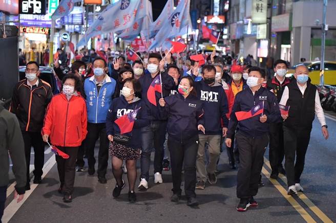 立委傅昆萁、县长徐榛蔚及支持4个都同意的民眾、民代晚间大游行，游行队伍绵长。（王志伟翻摄）