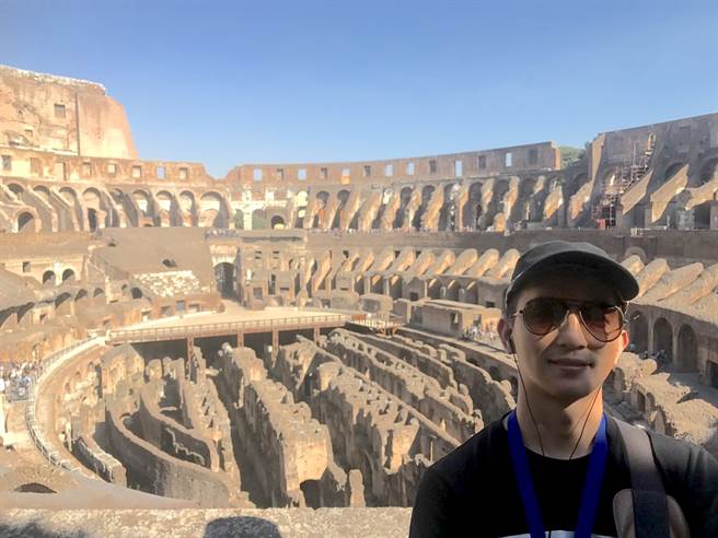 在永庆不动产工作时间弹性、自由，休假还能与好友唱歌、露营，现在戴嘉均则期待疫情解封能出国自由旅行。(图/:永庆不动产提供)