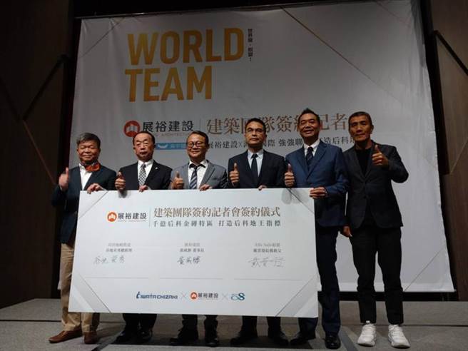 展裕建设后里新案建筑团队17日由展裕董事长黄威胜(左三)、岩田地崎营造总经理(左二)、戴云发ALFA SAFE建筑系统总经理戴云发(右三)完成签约；建筑师戴育泽(左一)、德友建设董事长黄敦修(右二)、海悦国际总经理曾俊盛(右一)在现场见证。图／曾丽芳