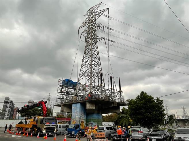 新北市中和電塔意外頻傳，立委江永昌辦會勘研商選址方案。（葉書宏攝）