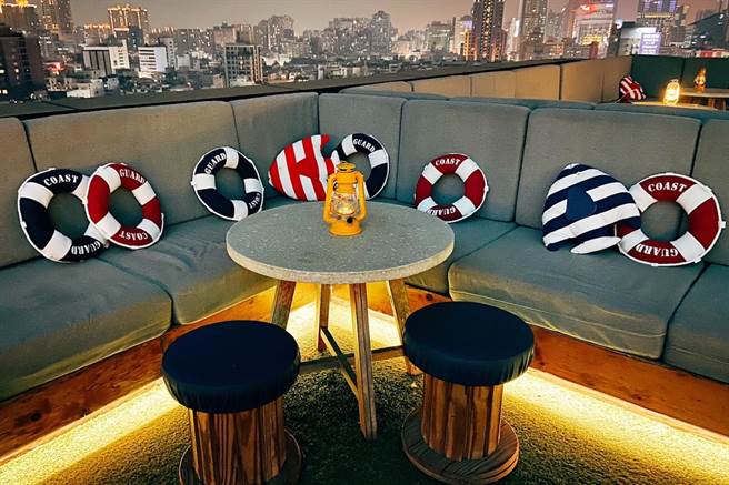 高雄英迪格酒店Pier No.1顶楼露天酒吧在活动期间每周五至周日推出「船长之夜」。（高雄中央公园英迪格酒店提供）