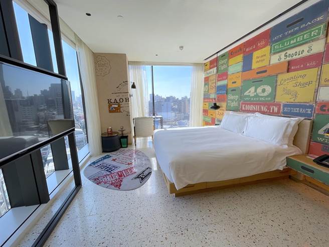 高雄中央公园英迪格酒店欢庆5周年住房1泊3食5000元起的专案，可入住原价1万3800元的高级房饱览城市景观。（何书青摄）