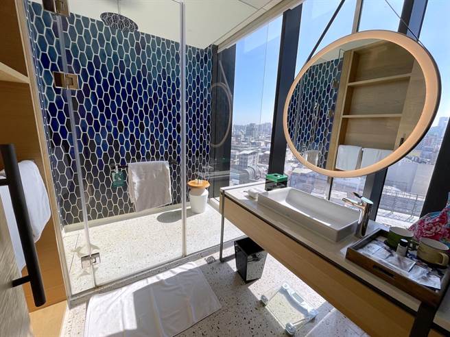 高级房浴室也有高空景观。（何书青摄）