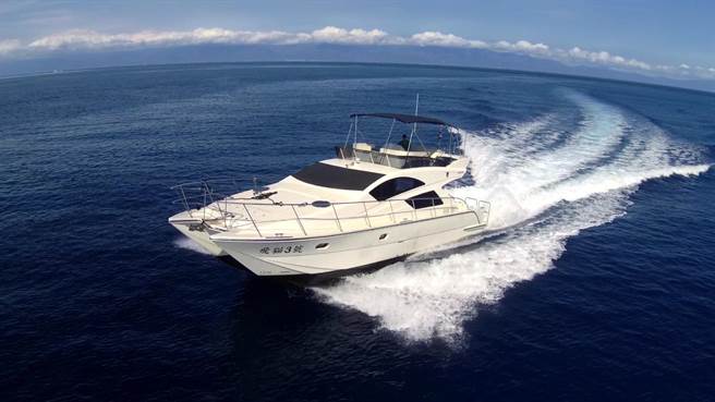 「5 Go High游艇派对住房专案」的房客可以搭乘手工制造豪华游艇展开3小时的海上旅程。（高雄中央公园英迪格酒店提供）