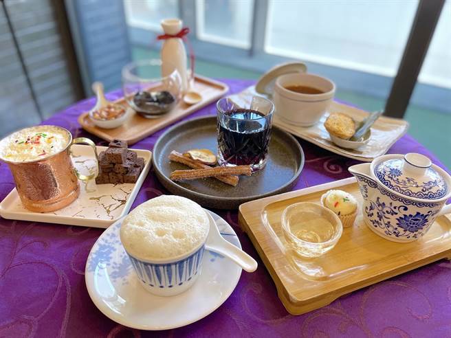 Pier No.1酒吧推出期间限定的「热托迪」、「蛋酒」、「香料热红酒」、「烧仙草」、「番茄汤」及「西米露」6款热调酒。（何书青摄）