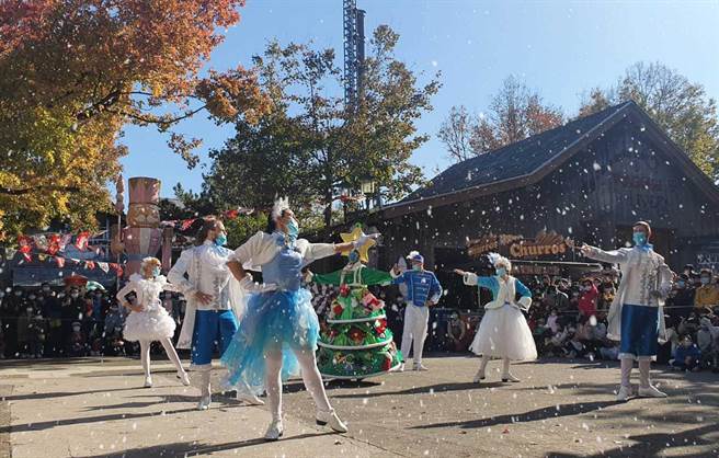 六福村的飘雪耶诞游行，充满欢乐节庆气氛。（六福村提供）