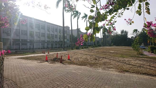 台南市一所國中校園因工程挖出早期遺骸，學生志工撿拾石頭竟拾獲大腿骨，校方趕緊報警。（程炳璋攝）