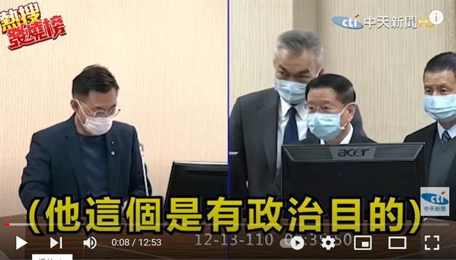 江啟臣（左）在立法院質詢國防部副部長王信龍（右二）時，國防部常務次長李宗孝中將（右三）竟在一旁咬耳朵，建議王信龍「不用答，他這些都有政治目的」。（中時新聞網截圖）
