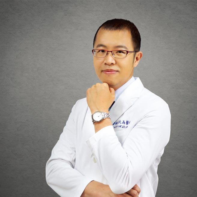 中華民國骨質疏鬆症學會戴大為秘書長提醒，極高骨折風險族群可優先選擇促進骨質生成藥物治療，以快速增加骨質密度。圖／業者提供