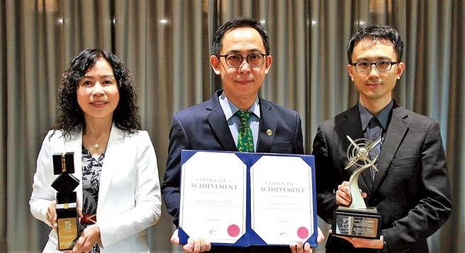 行政总经理邱淳芬博士（左起）、董事长庄明熙博士、技术总经理林珀丞博士。图／国玺干细胞提供
