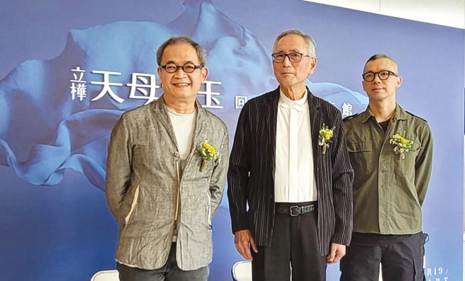立桦建设董事长赵素坚（中）、建筑师郭旭原（左）、台湾新锐艺术家苏孟鸿（右）联袂为石牌站前近千坪基地规模的制震艺邸「天母常玉」揭开销售序幕。图／业者提供