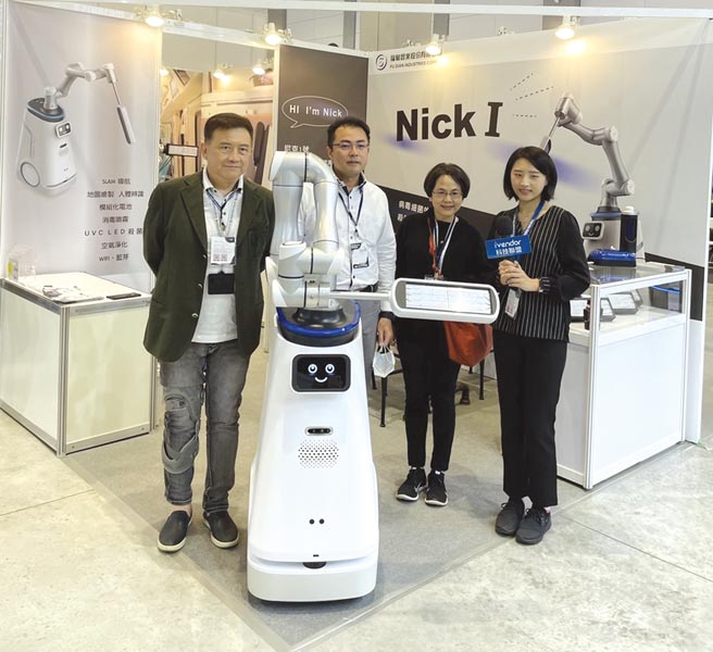 诚创于自动化展首发亮相智能自动消毒机器人Nick I，诚创董事长马永玲（左一）、达利奇总经理梁献伟（左二）、诚创副总经理梁宣英（右二）于展场摊位合影。图／业者提供