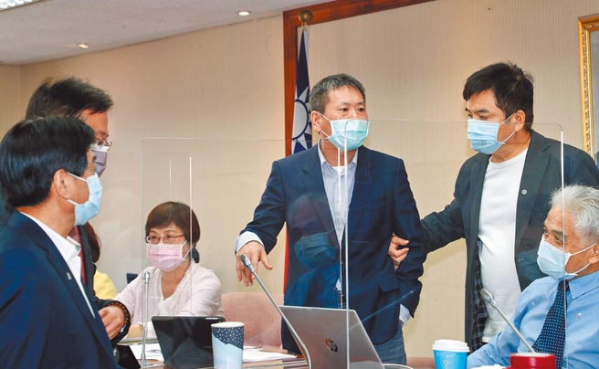 立法院內政委員會16日邀請行政院、內政部、中選會等相關單位報告「落實查察以假訊息進行公投及網路宣傳，如何防範公投各種舞弊情事，避免干擾公民投票正當、合法結果之因應作為」，因原先答應出席的農委會主委陳吉仲臨時請假，引發召委林為洲（中）不滿，即便民進黨立委莊瑞雄等人上前緩頰，林為洲依舊不為所動，要求陳吉仲必須出席，並宣布休息，等待陳吉仲到場再行開會。（劉宗龍攝）